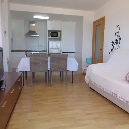 Apartment Benedicto Xiii: Beachfront With Parking & Modern Amenities