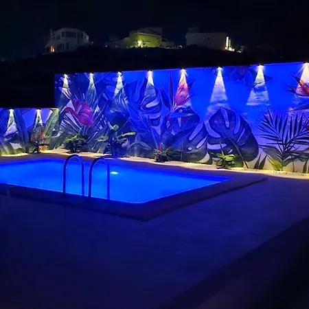 Edy Con Piscina Holiday home *