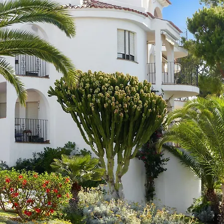 Contemporary In With 2 Bedrooms, Sun Terrace, Pool *